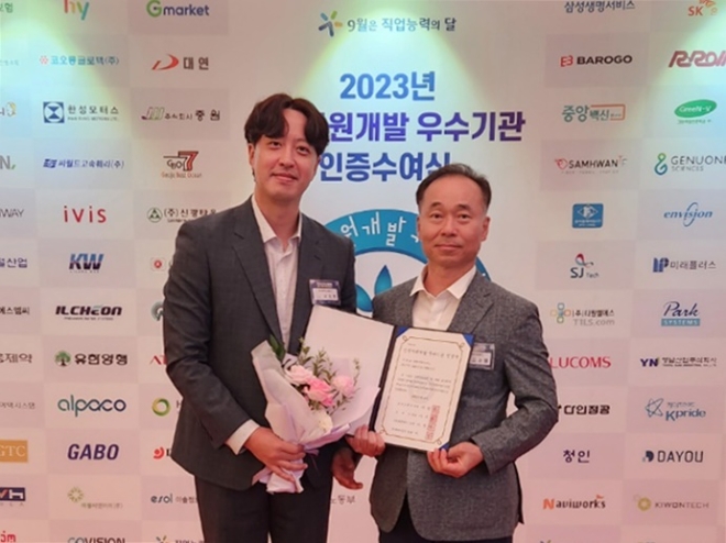 kt cs는 ‘2023년 인적자원개발 우수기관 인증 사업’에서 대기업 부문 우수기관 인증을 획득했다고 20일 밝혔다. 사진은 지난 19일 서울 더 플라자 호텔에서 열린 '2023년도 인적자원개발 우수기관 인증 수여식'에서 kt cs 관계자들이 기념촬영을 하는 모습. (사진 = kt cs 제공)