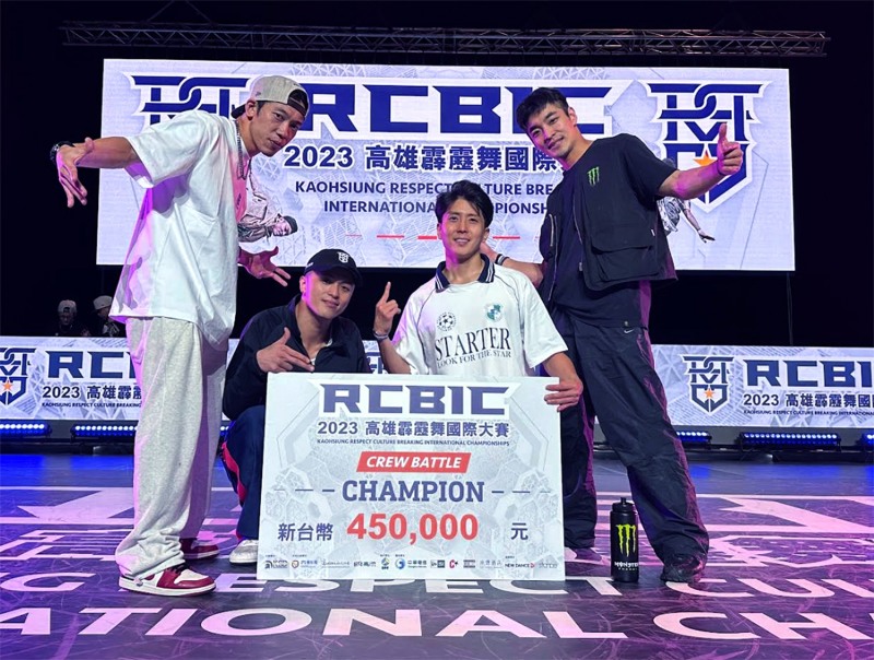 비보이 돌(박진형, 왼쪽에서 세 번째)과 멤버들이 우승 후 기념 촬영을 하고 있다.