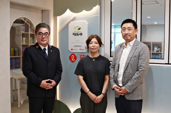 롯데홈쇼핑은 지난 20일(수) 울산 울주군에 위치한 언양서부지역아동센터에 문화소외계층 아동을 위한 친환경 학습공간 '작은도서관' 85호점을 개관했다.(왼쪽부터 구세군 박종환 커뮤니케이션스부장, 언양서부지역아동센터 신정연 센터장, 롯데홈쇼핑 이동규 커뮤니케이션부문장)