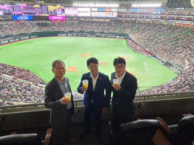 SK텔레콤은 일본 통신회사 소프트뱅크 주식회사와 협력해 일본 현지에서 다회용 컵 순환 캠페인 ‘해피해빗’을 실증한다고 21일 밝혔다. 이번 실증은 소프트뱅크 그룹이 운영하는 일본 프로야구 팀 홈구장인 후쿠오카 페이페이 돔 내부 독립공간으로 구성된 VIP석 ‘슈퍼박스’에서 오는 10월 23일까지 진행된다.