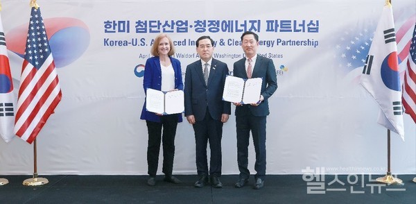 (사진왼쪽부터)RachelKing미국바이오협회CEO,이창양산업통상자원부장관,고한승한국바이오협회회장