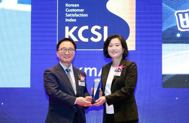 서울시 중구에 위치한 신라호텔에서 진행된 2023 한국산업의 고객만족도(KCSI) 수상식에서 신한은행 박현주 소비자보호그룹 부행장(오른쪽), 한국능률협회 한수희 대표이사 사장이 기념촬영하는 모습. / 사진=신한은행 제공