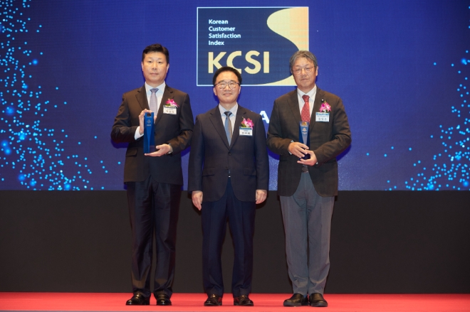 호텔신라 김영훈 TR부문 영업본부장(사진 오른쪽)이 이달 21일 서울 신라호텔에서 열린 2023년 KCSI 인증패 수여식에서 기념촬영을 하고 있다. / 사진=신라면세점 제공