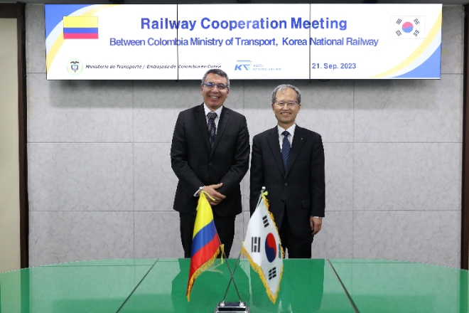 김한영 국가철도공단 이사장(오른쪽)은 21일 윌리엄 까마르고 뜨리아나 콜롬비아 교통부 장관과의 면담을 진행한 후 기념촬영을 하고 있다. / 사진=국가철도공단 제공
