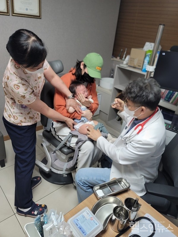 최용재의정부튼튼어린이병원장(대한아동병원협회학술부회장)이소아에게독감예방접종을하고있다.