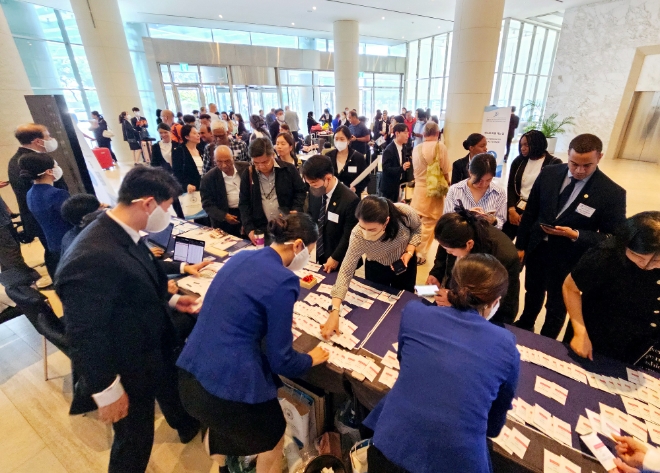 17일 오후 HWPL 봉사자들이 9.18 평화만국회의 9주년 기념식 행사가 열릴 호텔에서 해외 인사들의 숙박 현황을 확인하고 있다. (사진 = HWPL 제공)