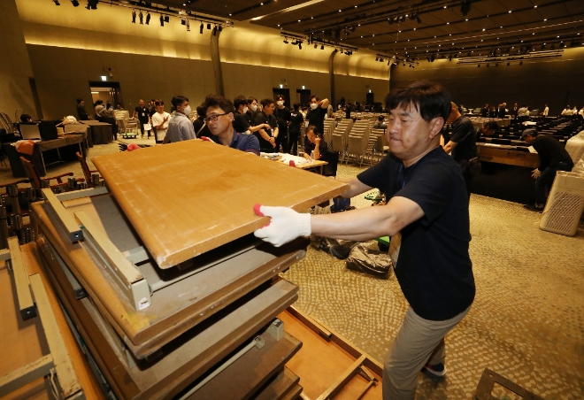 17일 오후 HWPL 집기설치부 봉사자들이 9.18 평화만국회의 9주년 기념식 행사가 열릴 호텔에서 컨퍼런스 집기를 준비하고 있다. (사진 = HWPL 제공)