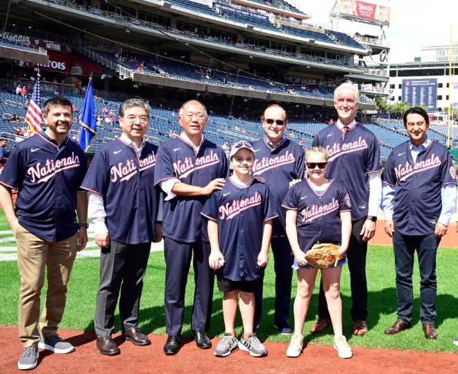 시구 행사 참석자들이 기념촬영을 하고 있다. 앞줄 왼쪽부터 호프 온 휠스 어린이 홍보대사인 올리버 포스터(Oliver Foster), 레이니 클락(Raynie Clark), 뒷줄 왼쪽부터 존 구스타페로(John Guastaferro) 호프 온 휠스 재단 이사, 장재훈 현대차 사장, 정의선 현대차그룹 회장, 돈 라일리(Don Reilly) 호프 온 휠스 공동 설립자, 케빈 라일리(Kevin Reilly) 호프 온 휠스 부의장, 호세 무뇨스 현대차 글로벌 COO. / 사진=현대차 제공