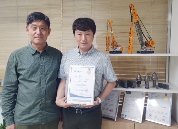 강태영 ㈜원강 대표(오른쪽)가 벤처기업확인서와 함께 기념촬영하고 있다. 제공=㈜원강