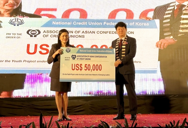 엘레니타 산 로케 아시아신협연합회 사무총장(왼쪽), 김윤식 신협중앙회장