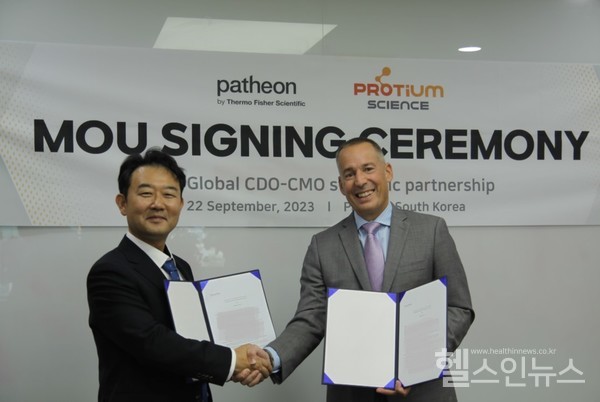 (왼쪽부터)프로티움사이언스안용호대표,Patheon제약서비스커머셜부문사장LeonWyszkowski(프로티움사이언스제공)
