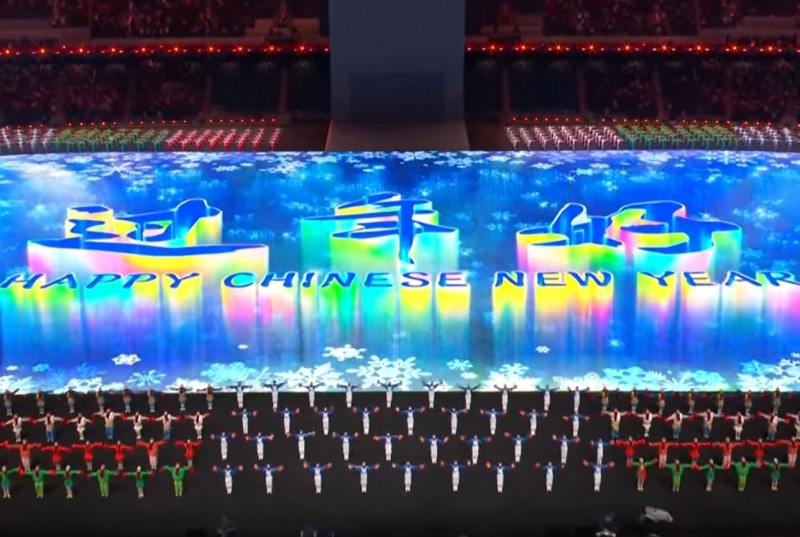 베이징 동계올림픽 개막식에서 '음력설'(Lunar New Year)이 아닌 '중국설'(Chinese New Year)로 표현해 많은 아시아인들에게 공분을 샀다.