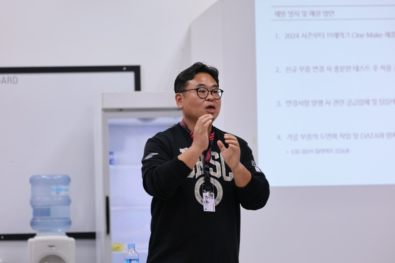 슈퍼 6000 부품 논란과 관련해 문제를 설명하고 있는 김동빈 슈퍼레이스 조직위원장.