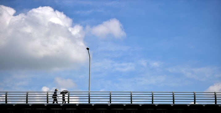 화창한 가을 날씨를 보인 지난 3일 대구 북구 금호강 하중도에서 바라본 하늘이 구름과 조화를 이루고 있다.