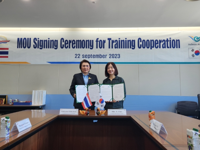 지난 22일 인천국제공항공사 인재개발원 회의실에서 열린 인천국제공항공사–태국 민간항공교육원 간 교육협력 확대를 위한 업무협약 체결식에서 인천국제공항공사 최민아 인재개발원장(사진 오른쪽)이 태국 민간항공교육원 퍼카넛 마초이 원장과 협약 체결 후 기념촬영을 하고 있다. / 사진=인천공항공사 제공