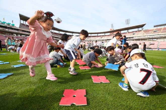 KT 고객들이 수원 KT위즈파크에서 키즈랜드 그라운드 피크닉을 즐기는 모습. / 사진=KT 제공