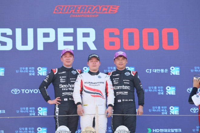 CJ대한통운 슈퍼레이스 6R - 슈퍼 6000 시상식. 이찬준(가운데), 장현진(왼쪽), 정회원(오른쪽) 선수가 기념사진을 촬영하고 있다.