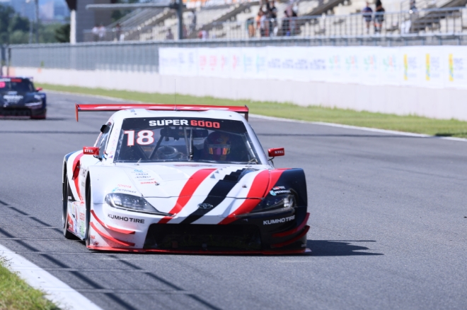CJ대한통운 슈퍼레이스 6R - 슈퍼 6000 경기 모습. 이찬준 선수가 직선주로에서 속력을 높이고 있다.
