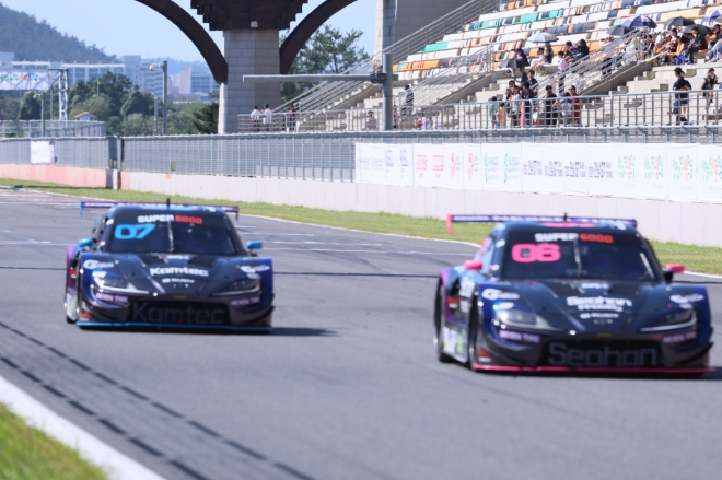 CJ대한통운 슈퍼레이스 6R - 슈퍼 6000 경기 모습. 장현진(06) 선수와 정회원(07) 선수가 이찬준 선수를 따라잡기 위해 속력을 높이고 있다.