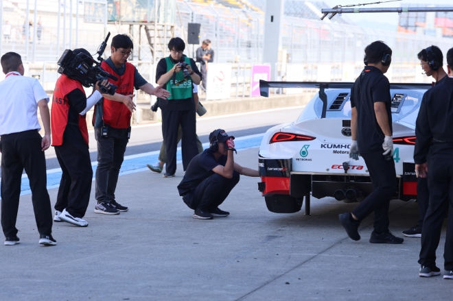 CJ대한통운 슈퍼레이스 6R - 슈퍼 6000 경기 모습. 우승이 예측됐던 이창욱 선수(24)의 차량결함이 확인되자 아쉬워 하는 모습의 엑스타레이싱 관계자