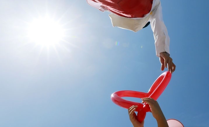 청명한 가을 날씨를 보이고 있는 지난 24일 서울 반포 한강공원에서 한 축제에 참석한 벌룬아티스트가 어린이들에게 하트 풍선을 선물하고 있다.
