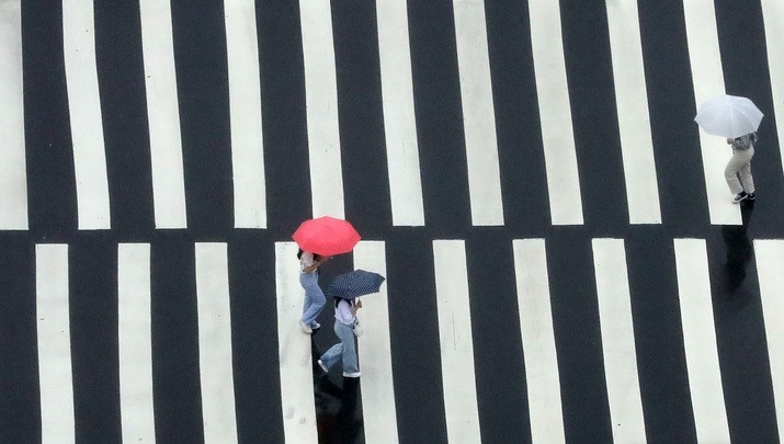 월요일인 25일은 수도권과 강원영서 지역에서 출근길에 비가 조금 오다가 밤부터 전국적으로 가을비가 확대되겠다.