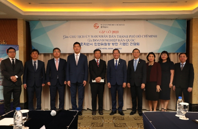 허윤홍 GS건설 미래혁신대표(왼쪽 네 번째), 임병용 GS건설 대표이사(왼쪽 다섯 번째), 판 반 마이 베트남 호치민시 인민위원회 위원장(왼쪽 여섯 번째), 레 티 현 마이 호치민 기획투자국 국장(왼쪽 일곱 번째) 등이 간담회 후 기념촬영을 진행하고 있다. / 사진=GS건설 제공