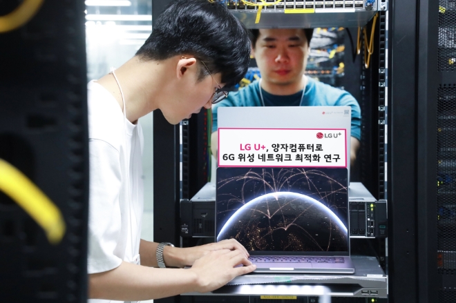 LG유플러스는 한국과학기술원(KAIST), 국내 양자컴퓨팅 소프트웨어 개발업체 ‘큐노바’와 손잡고 양자컴퓨터를 활용해 6G 저궤도 위성 네트워크를 최적화하는 연구에 성공했다고 25일 밝혔다. 사진은 LG유플러스 임직원이 6G 저궤도 위성 네트워크를 연구하는 모습. (사진 = LG유플러스 제공)
