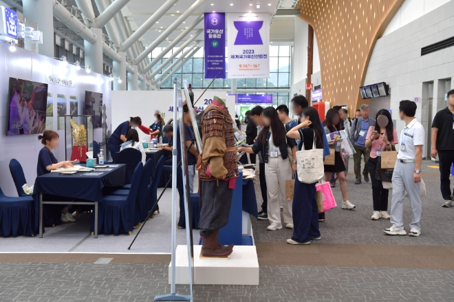 사진=2023 세계국가유산산업전에서 흥미진진하게 관람하고 있는 관람객들