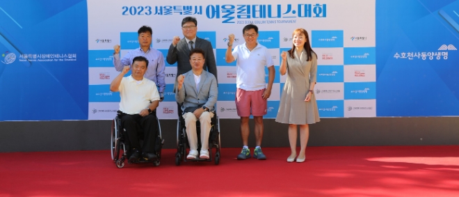 동양생명은 테니스를 통한 사회적 책임 실천의 일환으로 지난 24일 장충테니스장에서 진행한 ‘2023 서울특별시 어울림 테니스대회’를 성공적으로 마무리했다고 25일 밝혔다. 사진은 지난 24일 서울 장충테니스장에서 개최된 ‘2023 서울특별시 어울림 테니스대회’'에 참석한 저우궈단 동양생명 CEO(우측에서 두번째)와 김예지 국회의원(우측에서 첫번째), 황성호 서울특별시장애인테니스협회 부회장(우측에서 세번째 뒷줄)을 비롯한 주요 참석자들이 기념촬영을 하고 있는 모습. (사진 = 동양생명 제공)
