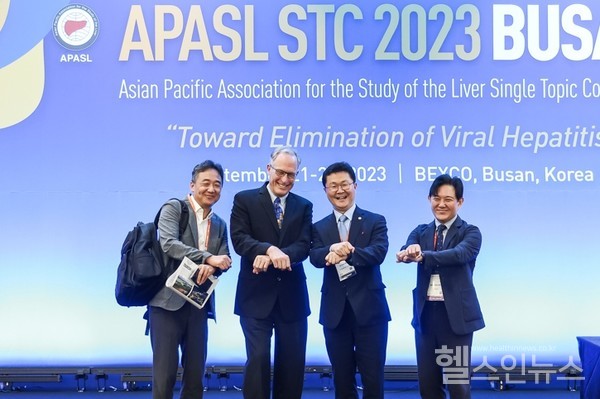 APASLSTC2023BUSAN에서기념촬영하는참석자들.(왼쪽부터)대한간학회CMH김승업편집장(연세대의대교수),RobertGish교수(미국네바다의대),대한간학회배시현이사장(APASLSTC조직위원장,가톨릭의대교수),대한간학회안상훈총무이사(APASLSTC사무총장,연세대의대교수)