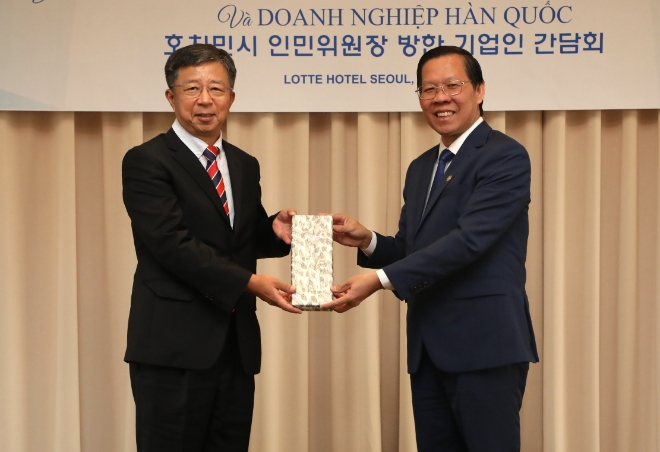 GS건설은 지난 24일 서울 소공동 롯데호텔에서 임병용 부회장(대표이사), 허윤홍 미래혁신대표(사장), 김태진 CFO(부사장)등 최고 경영진이 판 반 마이 호치민 시장과 만나 투자 협력 방안에 대해 논의했다고 25일 밝혔다. 사진은 임병용 GS건설 대표이사와 판 반 마이 호치민시 인민위원회 위원장이 기념촬영을 하는 모습. (사진 = GS건설 제공)