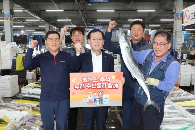 우리은행은 조병규 은행장이 ‘수산물 소비 촉진과 어촌‧바다 휴가 활성화 챌린지’ 캠페인에 동참했다고 25일 밝혔다. (사진 = 우리은행 제공)