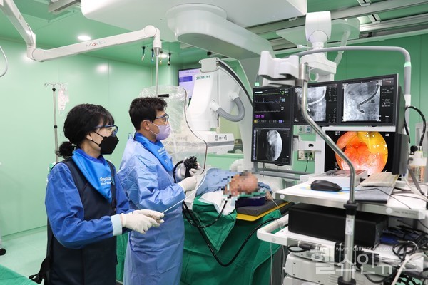 한림대동탄성심병원박세우교수가ERCP를시행하고있다.