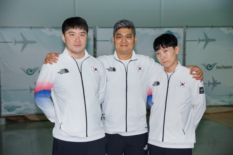 왼쪽부터 연제길, 강성훈 감독, 김관우. 사진=한국e스포츠협회 제공