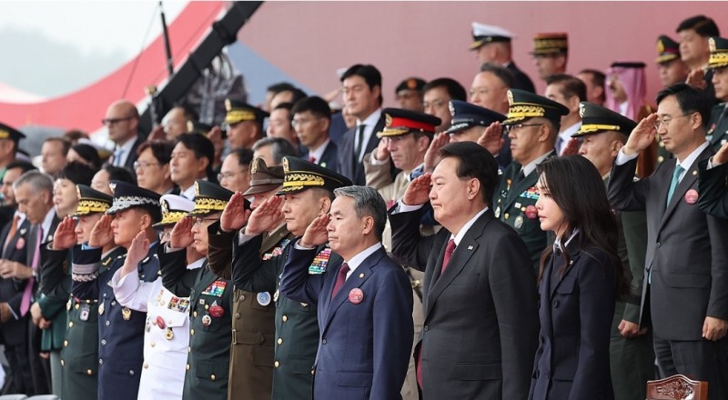 경례하는 윤석열 대통령(연합뉴스 제공)