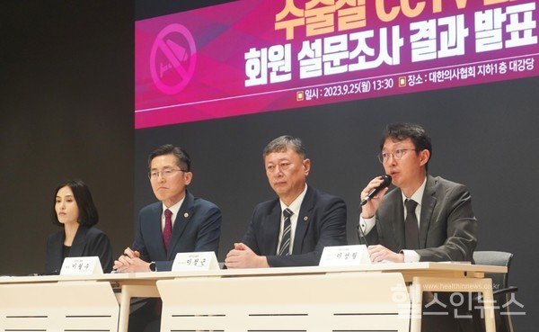 (왼쪽부터)의료정책연구원임지연연구원,이필수회장,이정근상근부회장,이성필의무이사겸보험이사