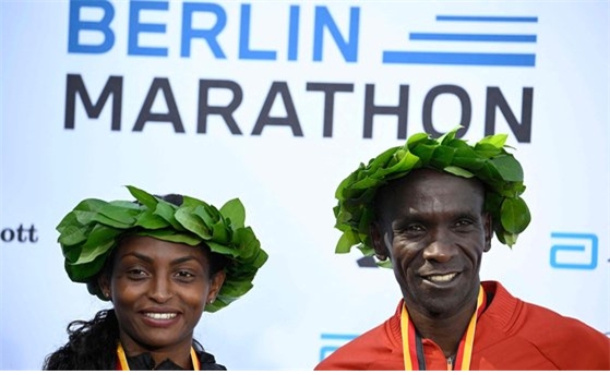 베를린 마라톤에서 세계 신기록을 세운 인류 최고의 마라토너 케냐의 엘리우드 킵초게(오른쪽)와 티지스트 아세파. [AFP=연합뉴스]