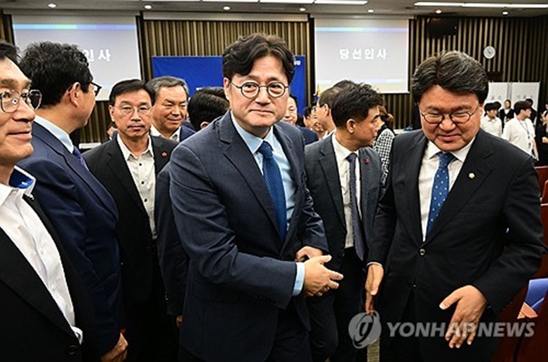 의원들과 인사하는 홍익표 신임 원내대표 (사진=연합)