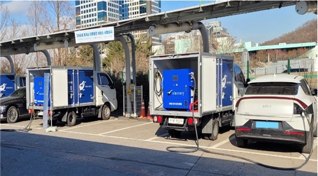 옥산(부산), 천안호두(부산), 원주(부산), 인삼랜드(양방향) 등 전국 5개 휴게소에서 이동식 전기충전 무상서비스를 이용할 수 있다. / 사진=한국도로공사 제공