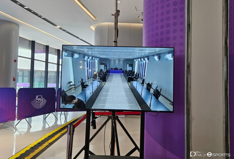 보조 경기장 쪽 믹스트존 앞에 위치한 TV.