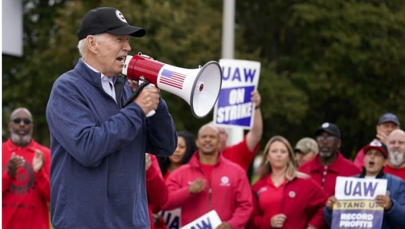 노조 파업 현장 찾아 지지발언하는 바이든 (사진=연합)
