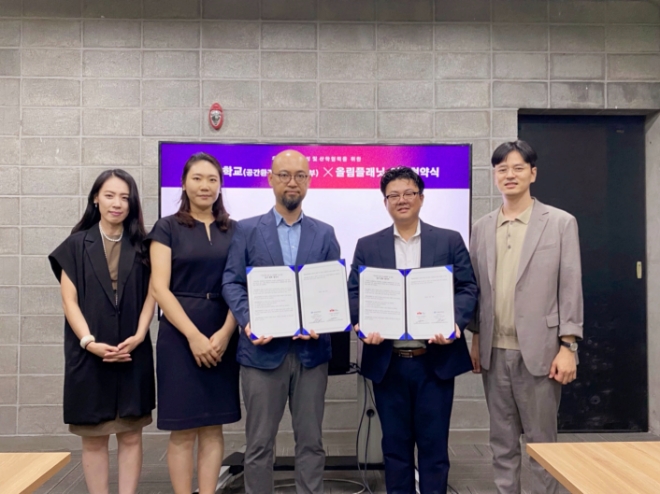 올림플래닛은 한동대학교 공간환경시스템공학부와 메타버스 산학협력 업무협약(MOU)를 맺었다고 27일 밝혔다. 사진은 (좌측부터)한동대학교 공간환경시스템공학부 유송희 교수, 양희진 교수, 서덕수 교수, 올림플래닛 안호준 부사장, 신승호CBO가 산학협력 MOU 체결 후 기념촬영을 하는 모습. (사진 = 올림플래닛 제공)
