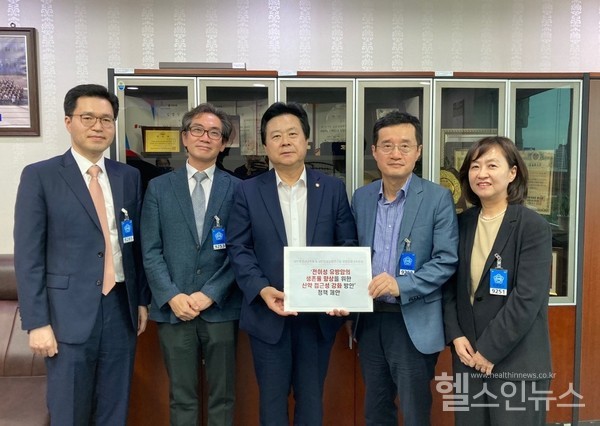 (왼쪽부터)이경훈대한항암요법연구회유방암분과위원,이재련대양종양내과학회보헌정책위원장,강기윤국회보건복지위원장,손주혁대한항암요법연구회유방암분과위장,박연희대한항암요법연구회전임유방암분과위원장