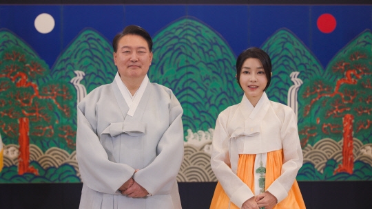 윤석열 대통령과 김건희 여사가 추석맞이 인사를 하고 있다. (대통령실 제공)