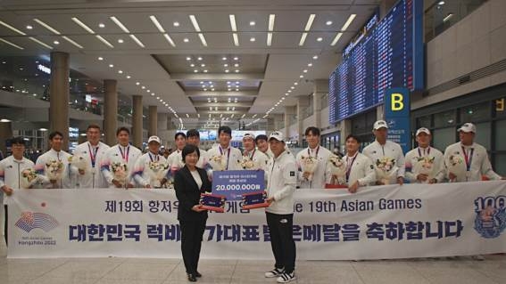 포상금 전달식의 정재희 대상웰라이프㈜ 마케팅본부장(왼쪽)과 이명근 럭비 국가대표 감독