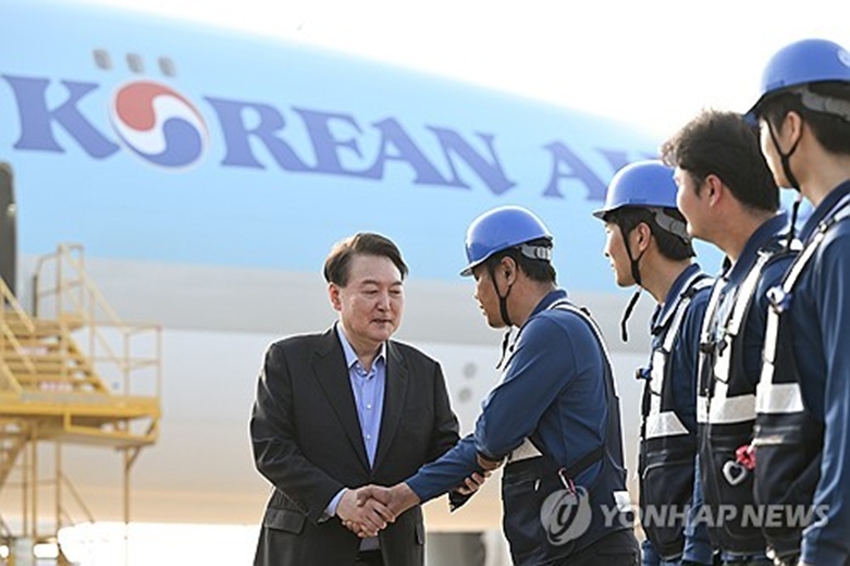 윤 대통령, 인천공항 화물터미널 찾아 "수출 역군들 만나 뜻깊어"(사진=연합)