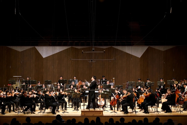 지휘자 홍석원과 국립심포니오케스트라 (사진제공=국립심포니오케스트라)