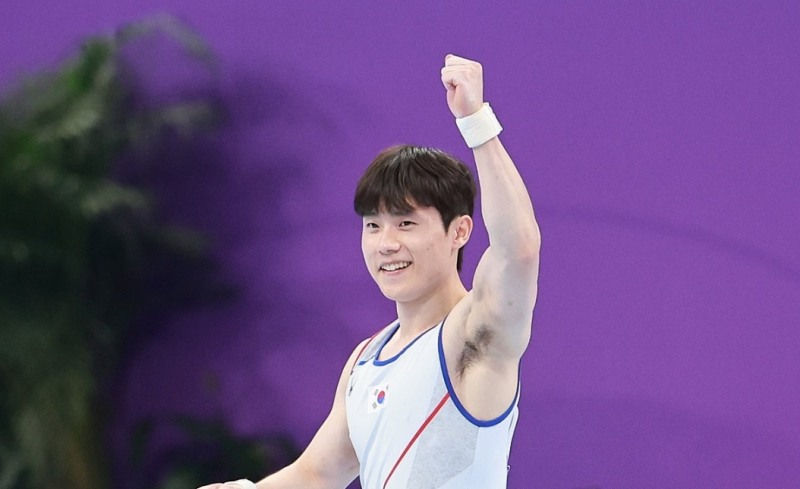 김한솔이 28일 중국 항저우 황룽 스포츠센터 체육관에서 열린 2022 항저우 아시안게임 남자 기계체조 마루 결선에서 연기를 마친 뒤 관중석을 향해 인사하고 있다.(사진=연합)