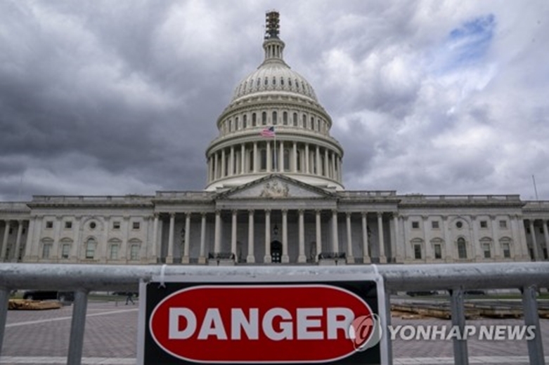 美의회 앞 '위험' 경고 문구(사진=연합)